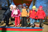 Kindergruppe auf Sandkasten