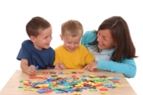 Puzzeln am Tisch, 3 Personen